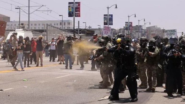 Los Ángeles decreta toque de queda en el centro urbano ante disturbios y saqueos
